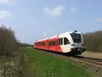 Arriva D-GTW 2/8 10323 mit Regionalzug 37644 Roodeschool-Groningen bei Uithuizen am 16-4-2010.