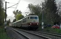 D 16151 (Dortmund - Wien FJB) kurz vor Kritzendorf, am 21.04.2010 in H�flein an der Donau. Die Lok und der rote VW K�fer passen doch irgendwie in die gleiche Epoche;-)