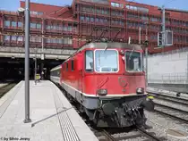 Re 4/4'' 11101, Rangierlok 51 am 21.4.2010 in Basel SBB. Diese Re 4/4'' ist die �lteste ihrer Serie, und seit neustem einziger noch lebender Prototyp (nachdem die bls die Re 420 508-512, ex SBB Re 4/4'' 11102-11106 dem Abbruch zugef�hrt hat). Die Lok wurde nach den RBe 4/4 Prototypen zur Waschlok degradiert, was man dann am Anstrich sehr gut sieht.