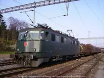 Ae 6/6 11513 *Wallisellen* wartet mit dem 65578 St.Gallen GB zum RBL in Elgg ZH eine �berholung des ICN aus St.Gallen ab.
21.04.10