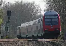 Mit einem 761.2 Steuerwagen am Schluss legt sich der RE10424 mit 111 009-7 an der Spitze bei Frelenberg in die Kurve, hinter der Kurve f�hrt er geradewegs auf den Haltepunkt �bach-Palenberg zu 18.4.10