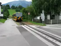 Triebwagen Salamander am Bahn�bergang kurz vor der Einfahrt in Puchberg am Schneeberg.