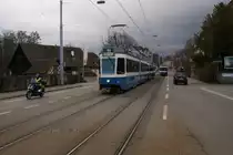 Be 4/6 2030 und Be 4/6 2301 n�hern sich am 1.4.10 der Haltestelle Burgwies, w�hrend im Hintergrund ein Gewitter bedrohlich schnell heranr�ckt. 