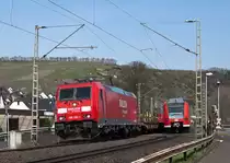 Fast h�tte mir der Quietschie das Bild versaut...
185 282-1 trifft am 7. April 2010 auf 425 136-9 in Lehmen.