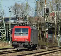 Re 482 042-9 der SBB Cargo muss am 17.04.10 vor einen Roten Signal warten, um ein Containerzug aus Hamburg-Waltershof durchzulassen. Anschlie�end geht es ebenfalls nach Waltershof.