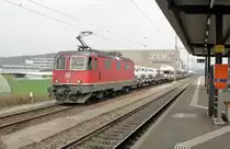 Die Re 4/4  11348 hat am 09.04.10 in Lupfig  allerachsen  voll zu tun. Sie schiebt einen langen VW-Autotransportzug auf das entsprechende Abstellgleis.