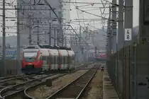 4124 013 kurvt sich durch die Wichenanlage bei der Haidestrasse in Wien Richtung Simmering Grillgasse. Endhaltestelle des Zuges ist Wien S�dbahnhof Ostseite. Im Hintergrund wartet die 1116 268 auf die weiterfahrt. 20.3.2010