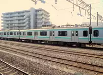 Serie 501: 1995/97 wurden 4 10-Wagenzüge und 4 5-Wagenzüge der Serie 501 beschafft, mit denen lange 15-Wagenzüge gebildet werden konnten: für Gleichstrom 1500V (im Raum Tokyo) und Wechselstrom 20kV/50 Hz für die Jôban-Linie mit ihrem zunehmenden Pendlerverkehr von Tokyo aus nach Norden an die Pazifikküste. Bild: Motorwagen eines Zugs Serie 501, Nr. MOHA E501-6 (E steht für JR-East), Katsuta, 26.November 2009. 
