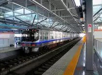 Serie 521: Für 1500V Gleichstrom und 20Kv/60 Hz Wechselstrom, um den Lokalverkehr von den Gleichstromstrecken um den grossen Biwa-See in der Mitte Japans bis ans Japanische Meer mit dem dortigen Wechselstromnetz zu betreiben. 2006-2009 wurden 10 Züge zu je 2 Wagen gebaut. Bequeme, umlegbare Sitze. Bild: Zug 521-2 in Fukui, 4.November 2008. 