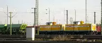 Auf dem Heimweg vom Radweg aus fotografiert sind diese beiden V100 von Wiebe auf dem Rangierbahnhof Mannheim. 22.04.2010 um 18:08 Uhr. 