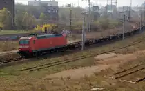 145 018 zieht am 13.04.10 einen leeren Containerzug am Rbf Halle(S) vorbei Richtung Hannover/Berlin.