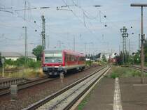 628-482 wartet in Biblis auf seine Abfahrt nach Worms, wegen Streckensperrung zwischen Hofheim und Bensheim fahren Ersatz Busse von Bensheim nach Hofheim und umgekehrt und die Z�ge fahren dann nur von Worms nach Hofheim und umgekehrt.
26.7.2005