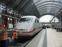 Dieser ICE1 soll schon in einen Minute Abfahren und man f�ngt jetzt erst an die scheiben zuputzen.
26.7.2005, Frankfurt a. M.