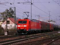 BR 185 044-5 f�hrt am 22.04.2010 mit G�terzug duch Regensburg.