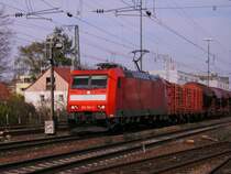 BR 185 153-4 mit gem�schten G�terzug f�hrt am 22.04.2010 durch Regensburg.