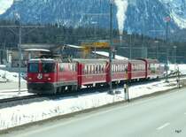 RhB - Schnappschuss von der Ge 4/4 617 mit Regio unterwegs zwischen Pontresina und Samedan am 07.04.2010 .. Bild wurde durch die Frontscheibe eines Neoplan der Engadin Bus w�hrend der Fahrt gemacht .. 12:11:37, Belichtungsdauer: 0.002 s (10/5000) (1/500), Blende: f/6.3, ISO: 100, Brennweite: 30.00 (300/10), 