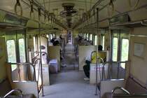 Innenansicht des nummernlosen Triebwagens, aufgenommen am 27.März 2010 während der Fahrt von Ban Laem nach Mae Klong.