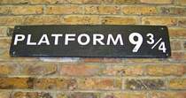 Zwischen den Gleisen 8 und 9 findet man im Bahnhof King's Cross nach langem Suchen und unter Anleitung eines freundlichen Bahn-Mitarbeiters dieses Kuriosum � la Harry Potter - der Durchgang in die Zaubererwelt zum  Gleis 9 3/4 , der allerdings verschlossen war;)... Ganz nett gemacht, find ich!:)