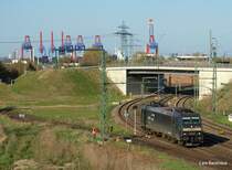 185 566-7 der CFL Cargo hat ein Flachwagenzug nach Hamburg-Waltershof gebracht und rollt nun als Lz in die Abstellgruppe des Rbf Alte-S�derelbe und wird dort ihre Nachtruhe verbringen. Aufgenommen am 17.04.10.