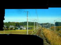 Serie 531: Auf der Fahrt im Steuerwagen KUHA E531-6 von Tokyo nach Norden Richtung Pazifikküste kann man auch im November eine sehr schöne grüne landwirtschaftliche Gegend geniessen. Bei Iwama, 26.November 2009. (Bild durch die verglaste Führerstandrückwand)