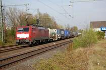 189 028-4 mit einem Containerzug im Bahnhof Kleinenbroich am Abend des 24.4.2010 in Fahrtrichtung M�nchengladbach.