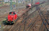 203 113 bringt am 13.04.10 ein paar G�terwagen in den Rbf Halle(S).