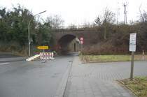Eisenbahbr�cke an der Einruhrstra�e in M�nchengladbach. Hier f�hrten einst drei Bahnstrecken entlang. Die im Hintergrund gelegene Strecke wo nur noch das Br�ckenlager zu erkenne ist, war die Strecke Odenkirchen/M�nchengladbach.
Die erste Br�cke beherbergte die ehemalige G�terstrecke Odenkirchen/Rheydt-G�terbahnhof. Dahinter liegt das Gleis Rheydt-Personenbahnhof/Odenkirchen. Die Umleitung lag an Stra�ensch�den hinter der Br�cke. Foto vom 23.2.2009