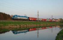 Beim allerletzten Licht ist die
1016 023 mit dem R 3980 aus dem
Bahnhof Wartberg/Kr.ausgefahren.