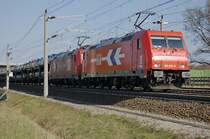 185 631-9 (HGK 2066) & 185 587-3 (HGK 2055) ziehen zusammen in Doppeltraktion einen Ford Autotransportzug zwischen Gro�wudicke und Rathenow in Richtung Stendal. 24.04.2010