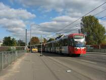 TW 5145 war am 14. Oktober 2009 mit einem weiteren unbekannten Wagen auf der Stadtbahnlinie 4 unterwegs. Hier kurz nach dem verlassen der Haltestelle  Im Weidenbruch  auf der Br�cke unter der die A3 liegt. 