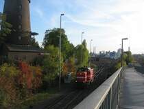 Eine Disellok der HGK (H�fen und G�ter K�ln) am 19. Oktober 2009 von der Bahnsteigrampe zur Haltestelle der Linie 16 aus fotografiert.