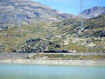 RhB Dampf-Extrazug f�r GRUB�NDEN TOURS 3419 von Ospizio Bernina nach km 25,000 am 26.08.2000 am Lago Bianco mit Dampflok G 3/4 1 - Xk 9398 - B� 2060 C� 2012. Hinweis: dies ist der 3. Dampfzugeinsatz auf der Berninalinie seit Bahnbau! Teleaufnahme freihand, Entfernung 800m!  
