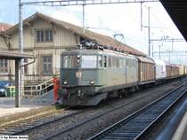 Die Ae 6/6 11435 ''Fribourg'' stand am 25.7.05 mit einem gemischten G�terzug in Landquart.