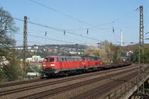 225 018-1 und 225 011-6 ziehen zwischen Zoo und Sonnborn einen Leerzug Schwerlastwagen durch Wuppertal. 23.04.2010 - ca. 14:30