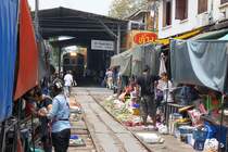 Strecken-KM 33,600, gleich beim Bf. Mae Klong am 27.M�rz 2010. Die Strecke ist nun f�r die n�chste Zugfahrt frei gegeben.