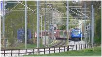 RE1153 mit Ge 4/4 III 652  Vaz/Obervaz Lenzerheide-Valbella  f�hrt bei Chur West �ber das neu geschotterte und ersetzte Dreischienengleis Richtung Felsberg. (21.04.2010)