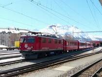 RhB - Ge 4/4 603 vor G�terzug in Samedan am 07.04.2010