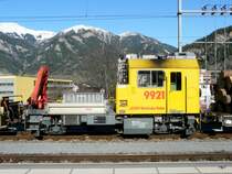 RhB - Baudienstfahrzeug  Xmf 2/2  9921 in G�terzug unterwegs in Thusis am 07.04.2010