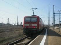 Hier 143 124-6 mit RB16642 von Nordhausen nach Leinefelde, bei der Ausfahrt am 6.4.2010 aus Nordhausen.