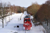 218 104-8 zieht bei Schwentinental-Raisdorf am 11.02.2010 den L�becker Schneepflug Richtung L�beck.