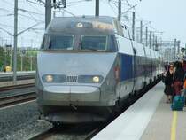 TGV R�seau (?) (TGV 551) von Strassbourg nach Le Havre fuhr gerade am Bhf.  Lorraine TGV  ein und f�hrt weiter gen Westen �ber die Pariser S�dumfahrung. Louvigny, der 25.4.2010