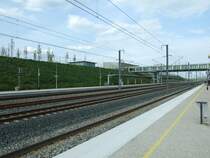 Blick auf den Bahnhof  Lorraine  vom Gleis 4 aus.
Erst wenn der TGV kommt, der die Fahrg�ste mitnimmt, darf man auf den Bahnsteig.
Vorher preschen die ICE und TGV hier mit 300 km/h durch und die T�ren sind bis dato vom Bahnhofspersonal verschlossen.
In den kommenden Jahren soll der Bahnhof aber zu einem G�terbahnhof umger�stet werden und ein anderer Bahnhof wird f�r Passagiere ert�chtigt.
Louvigny, 25.4.2010