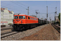 Radfr�hling Triestingtal: „Wir RADLn den Schatz“ – so lautet das Motto der diesj�hrigen Er�ffnungsveranstaltung p�nktlich zu Beginn der Radsaison im Triestingtal am Sonntag, den 25. April 2010. Aus diesem Grund wurde von Wien Franz-Josefs-Bahnhof ausgehend Sonderzug R 16139 nach Weissenbach-Neuhaus in Verkehr gesetzt, welcher mit 2050.09 bespannt war. Die Aufnahme zeigt den Zug kurz vor der Durchfahrt der S-Bahn Station Wien-Atzgersdorf. KEINE ANGST, ICH STEHE AM BAHNSTEIGENDE!!
