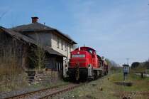 294 676 mit G�terzug am 23.04.2010 in Gebenbach vor dem alten Empfangsgeb�ude (Strecke Amberg-Schnaittenbach)