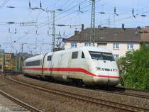 Der ICE 942 von Berlin Ostbf kommend nach K�ln/Bonn Flughafen legt sich bei D�sseldorf-Volksgarten in die Kurve. 24.04.2010