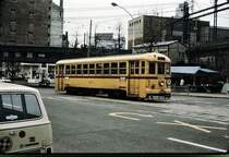 Die Strassenbahn Tokyo (1372mm-Spur) wurde im wesentlichen zwischen 1966 und 1972 stillgelegt (insgesamt 41 Linien, Ersatz der wichtigen Strecken durch U-Bahn, sonst Busse). Der alte Wagen 6271 steht hier am 25.März 1972 in Suda-chô (bei Akihabara); am 12.November 1972 endete der Betrieb. 