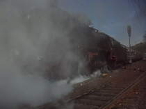 Br 44 l�st vor der anfahrt aus Linz am Rhein viel Dampf ab am 24.4.10