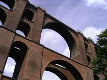 Impressionen von der G�ltzschtalbr�cke. 1851 wurde dieses riesige bauwerk als meines Wissens nach damals gr��te Br�cke der Welt eingeweiht. Sie diente als L�ckenschluss zwischen den Bahnh�fen Reichenbach (Vogtland) oberer Bahnhof und Netzschkau an der Linie Leipzig - Hof. Heute ist sie Bestandteil der Sachsen-Franken-Magistrale Dresden - N�rnberg. Zur Zeit wird sie f�r die Elektrifizierung des Abschnitts Reichenbach - Plauen - Hof vorbereitet und ist daher nur eingleisig befahrbar. Diese Bilder werden allerdings so erstmal nicht mehr m�glich sein, da die weltgr��te Ziegelbr�cke einger�stet ist. Zu shen sind die beiden signifikanten riesigen Mittelb�gen. Sommer 2008.