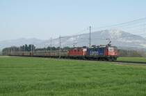 Re 420 346-9 und Re 4/4 II 11277 n�hern sich am 19.4.10 mit einem G�terzug Deitingen.