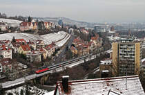 Mittlerweile sind diese Z�ge auf der G�ubahn planm��ig, im Januar waren es noch Ersatzz�ge f�r  die ICE-T. Mit �ber 20 Minuten Versp�tung hat eine unbekannte Vertreterin der Baureihe 120 am 07. Januar 2010 den Startbahnhof Stuttgart verlassen und eilt mit ihrem IC 487 nun gen Z�rich. Die Aufnahme entstand vom Stuttgarter Kriegsbergturm.